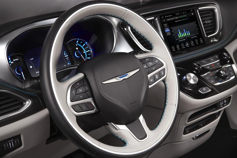 Панель приборов Chrysler Pacifica Hybrid Limited (RU) 2016 года  (фото 30 из 40)